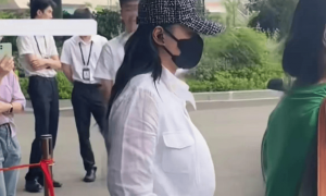 44岁阿娇机场亮相，又复胖了身材圆润，网友：第一眼以为是孕妇